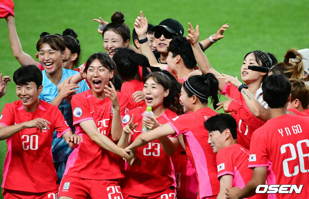 대한민국 여자축구국가대표팀이 장슬기(29, 인천 현대제철)의 환상적인 중거리 득점에 힘입어 월드컵 출정식을 승리로 장식했다.콜린 벨 감독이 이끄는 대한민국 여자축구대표팀은 8일 오후 5시 서울월드컵경기장에서 아이티 대표팀을 상대로 국가대표 친선전을 펼쳐 2-1로 승리했다.기분 좋은 승리를 거둔 한국은 기분 좋게 2023 FIFA 여자 월드컵 호주·뉴질랜드에 나설 수 있게 됐다.사이먼 도미닉, 그레이가 대표팀 선수들과 즐거운 무대를 선보이고 있다. 2023.07.08 /jpnews@osen.co.kr