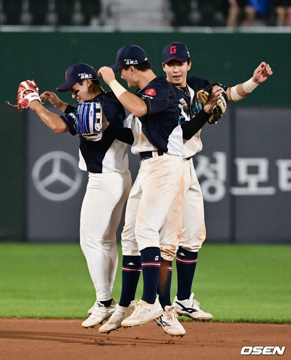 9일 부산 사직구장에서 2023 신한은행 SOL KBO리그 롯데 자이언츠와 LG 트윈스의 경기가 열렸다. 롯데 자이언츠 선수들이 LG 트윈스에 7-4로 승리한 후 기쁨을 나누고 있다. 2023.07.09 / foto0307@osen.co.kr