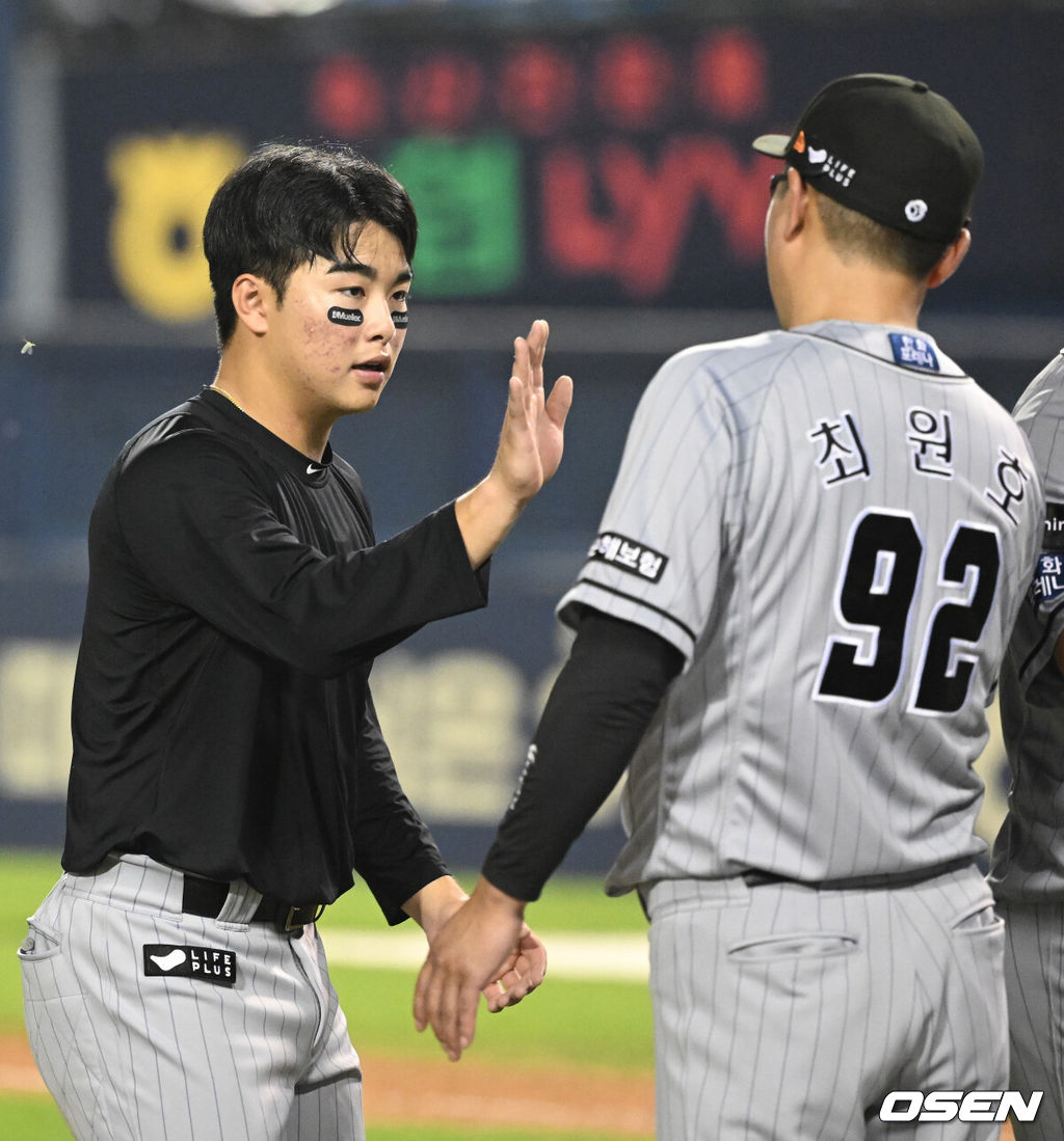 한화는 12일 서울 잠실구장에서 열린 2023 KBO리그 LG와의 경기에서 2-1로 승리했다. 경기 종료 후 한화 문현빈, 최원호 감독이 하이파이브를 하고 있다.  2023.07.12 /ksl0919@osen.co.kr