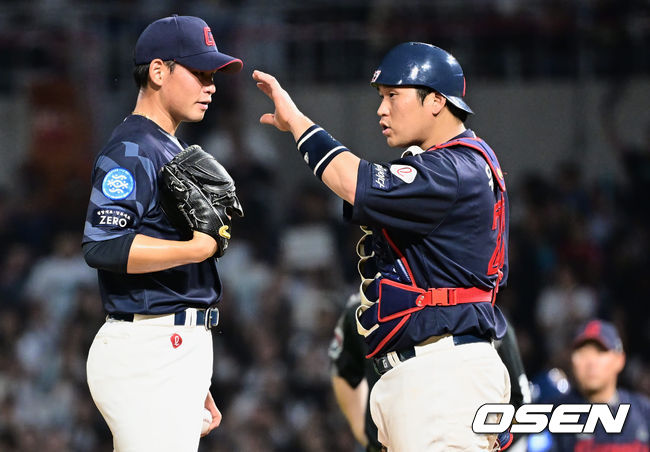 롯데 자이언츠 유강남이 6회말 무사 1,2루 마운드에 올라 김진욱과 얘기하고 있다. 2023.07.12 / foto0307@osen.co.kr