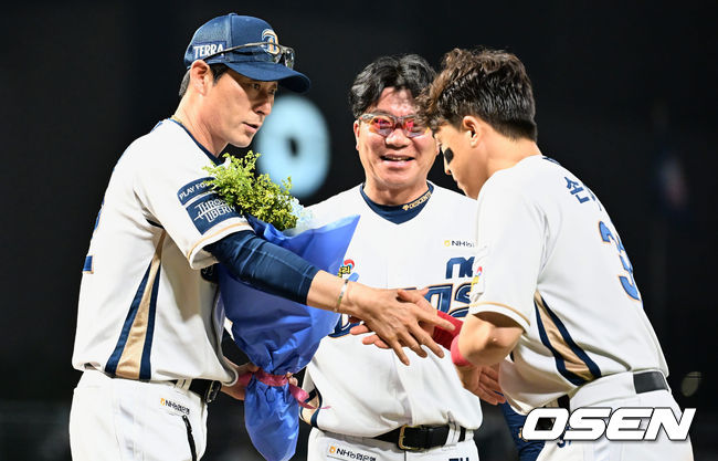 NC 다이노스 강인권 감독이 100승을 달성하고 주장 손아섭의 축하 꽃다발을 받고 있다. 2023.07.12 / foto0307@osen.co.kr