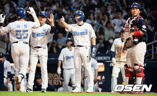 NC 다이노스 마틴이 3회말 2사 1루 좌월 2점 홈런을 치고 축하를 받고 있다. 2023.07.13 / foto0307@osen.co.kr