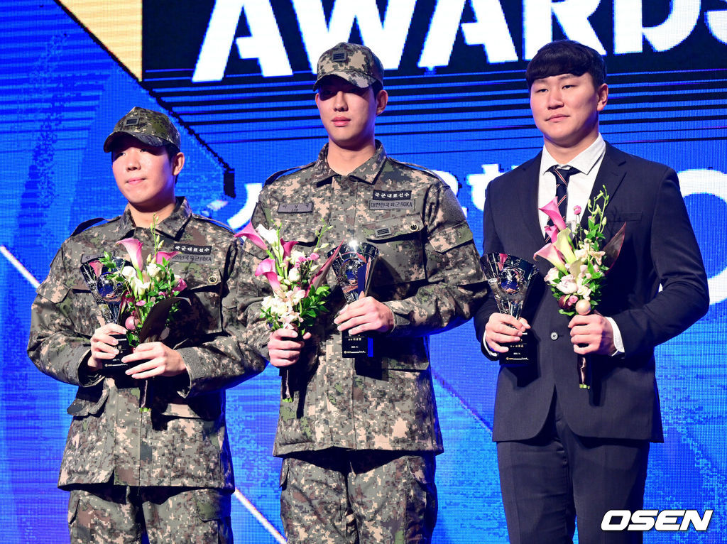 2022 KBO 시상식에서 퓨처스리그 투수 부문 남부리그 승리상을 받은 상무 김민규-이상영, SSG 이원준(오른쪽)이 포즈를 취하고 있다. 2022.11.17 / dreamer@osen.co.kr