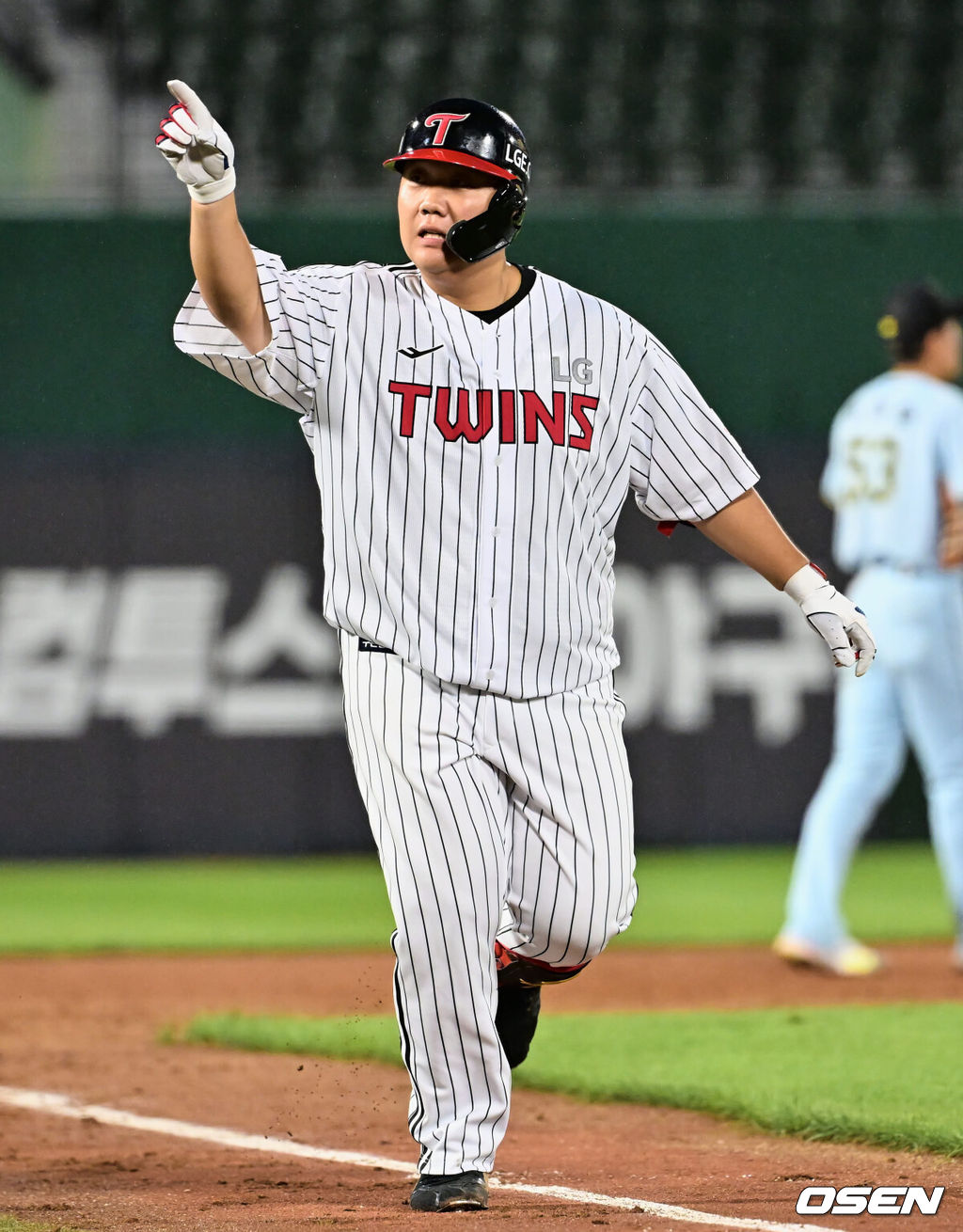 14일 부산 사직구장에서 2023 신한은행 SOL KBO 퓨처스 올스타전 남부(상무·NC·삼성·롯데·KT·KIA)와 북부(한화·LG·고양(히어로즈)·SSG·두산)리그의 경기가 열렸다. 북부리그 올스타 LG 김범석이 5회말 2사 1,2루 좌중월 3점 홈런을 치고 기뻐하고 있다. 2023.07.14 / foto0307@osen.co.kr