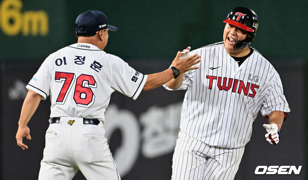 14일 부산 사직구장에서 2023 신한은행 SOL KBO 퓨처스 올스타전 남부(상무·NC·삼성·롯데·KT·KIA)와 북부(한화·LG·고양(히어로즈)·SSG·두산)리그의 경기가 열렸다. 북부리그 올스타 LG 김범석이 5회말 2사 1,2루 좌중월 3점 홈런을 치고 기뻐하고 있다. 2023.07.14 / foto0307@osen.co.kr