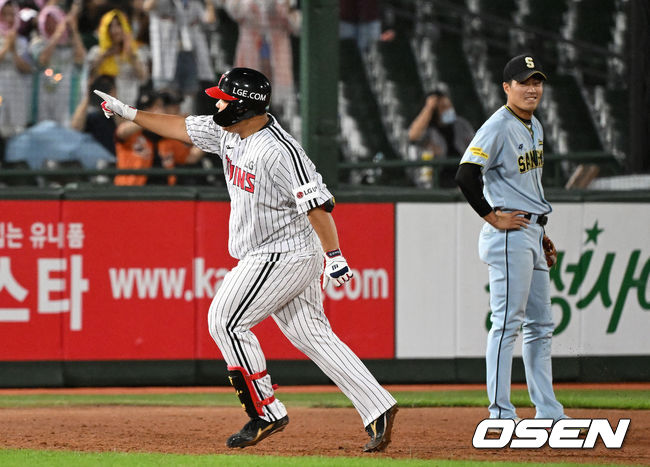 14일 오후 부산 사직야구장에서 2023 신한은행 SOL KBO 퓨처스 올스타전이 열렸다.5말 2사 1,2루에서 북부리그 올스타 김범석이 좌중월 스리런 홈런을 치고 환호하고 있다. 2023.07.14 /sunday@osen.co.kr