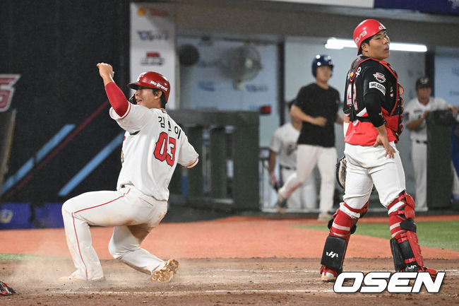 14일 오후 부산 사직야구장에서 2023 신한은행 SOL KBO 퓨처스 올스타전이 열렸다.7회말 북부리그 올스타 김범석의 우전 적시타 때 홈을 밟은 2루주자 김건이가 환호하고 있다. 2023.07.14 /sunday@osen.co.kr