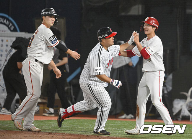 14일 부산 사직구장에서 2023 신한은행 SOL KBO 퓨처스 올스타전 남부(상무·NC·삼성·롯데·KT·KIA)와 북부(한화·LG·고양(히어로즈)·SSG·두산) 리그의 경기가 열렸다. 5회말 2사 1, 2루 북부 김범석이 3점 홈런을 날린 홈에서 유로결, 김정민과 기쁨을 나누고 있다. 2023.07.14 /ksl0919@osen.co.kr