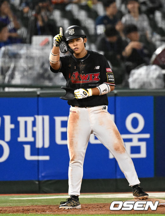 14일 오후 부산 사직야구장에서 2023 신한은행 SOL KBO 퓨처스 올스타전이 열렸다.7회초 1사에서 남부리그 올스타 김병준이 우월 3루타를 치고 환호하고 있다. 2023.07.14 /sunday@osen.co.kr