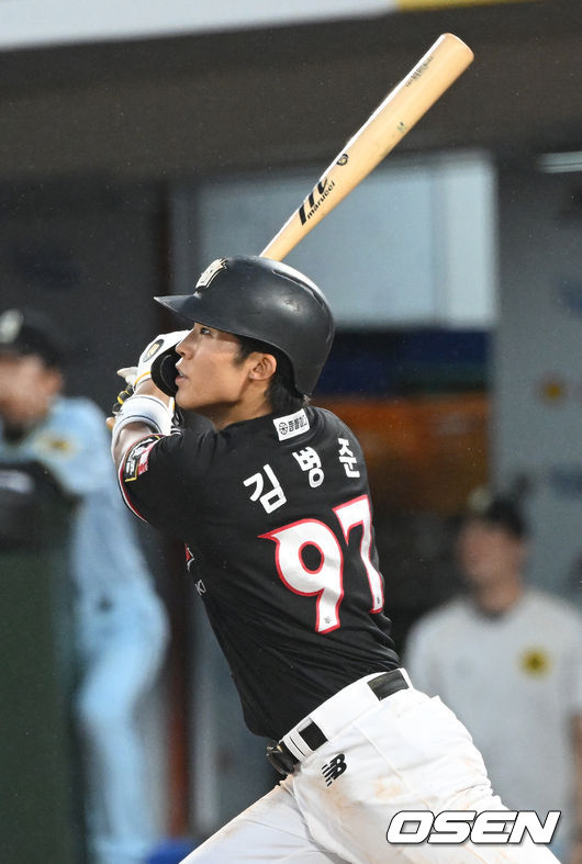 14일 부산 사직구장에서 2023 신한은행 SOL KBO 퓨처스 올스타전 남부(상무·NC·삼성·롯데·KT·KIA)와 북부(한화·LG·고양(히어로즈)·SSG·두산) 리그의 경기가 열렸다. 4회초 2사 3루 남부 김병준이 역전 1타점 적시 2루타를 날리고 있다. 2023.07.14 /ksl0919@osen.co.kr