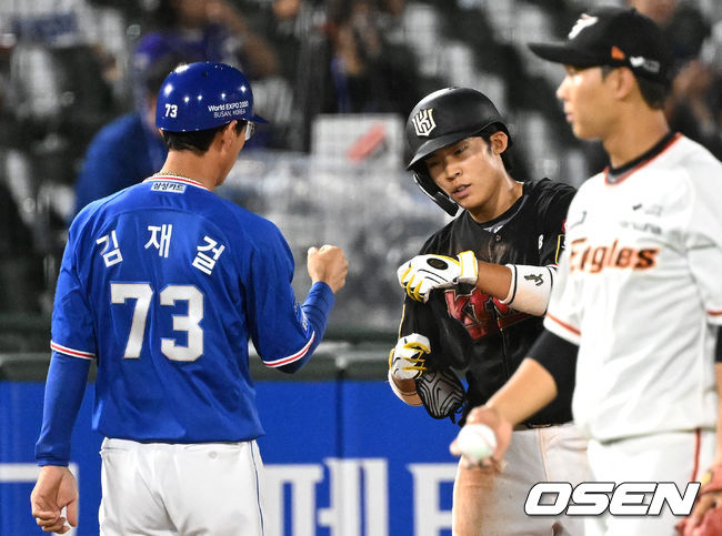 14일 오후 부산 사직야구장에서 2023 신한은행 SOL KBO 퓨처스 올스타전이 열렸다.7회초 1사에서 남부리그 올스타 김병준이 우월 3루타를 치고 김재걸 감독과 환호하고 있다. 2023.07.14 /