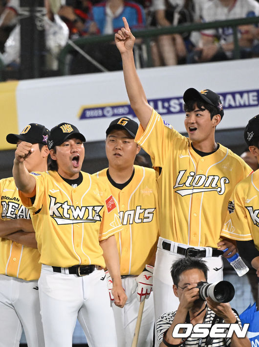 14일 부산 사직구장에서 2023 신한은행 SOL KBO 올스타전 컴투스 프로야구 홈런 레이스가 열렸다. KT 김상수, 삼성 구자욱이 케이티 박병호의 홈런에 환호하고 있다. 2023.07.14 /ksl0919@osen.co.kr