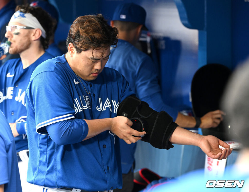 2일(한국시간) 캐나다 온타리오주 토론토 로저스센터에서 ‘2022 메이저리그’ 토론토 블루제이스와 시카고 화이트삭스의 경기가 열렸다.1회초 투구를 마친 류현진이 더그아웃에서 왼쪽 팔에 장비를 착용하고 있다. 2022.06.02 / dreamer@osen.co.kr