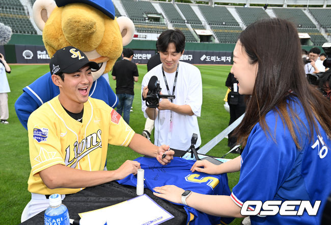 15일 오후 부산 사직야구장에서 2023 신한은행 SOL KBO 올스타전이 열렸다.삼성 구자욱이 팬에게 사인을 해주고 있다. 2023.07.15 /sunday@osen.co.kr