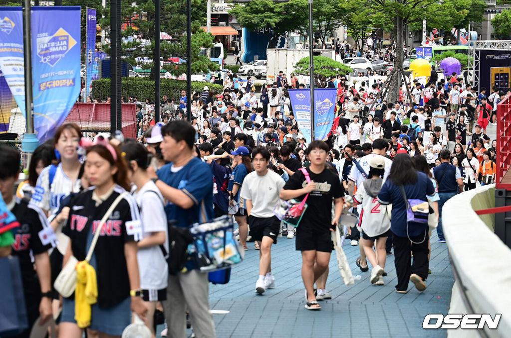 15일 오후 부산 사직야구장에서 ‘2023 신한은행 SOL KBO 올스타전’ 경기가 열렸다. 수많은 팬들이 경기장을 방문하고 있다. 2023.07.15 /ksl0919@osen.co.kr 