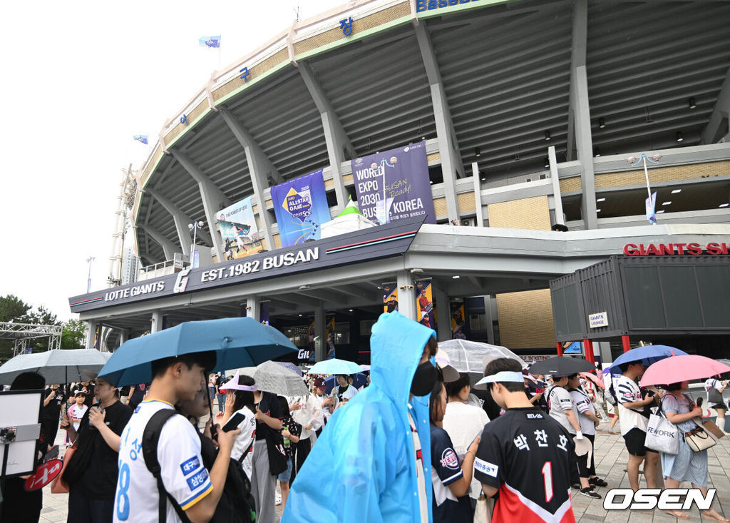 15일 오후 부산 사직야구장에서 ‘2023 신한은행 SOL KBO 올스타전’ 경기가 열렸다. 수많은 팬들이 경기장을 방문하고 있다. 2023.07.15 /ksl0919@osen.co.kr 