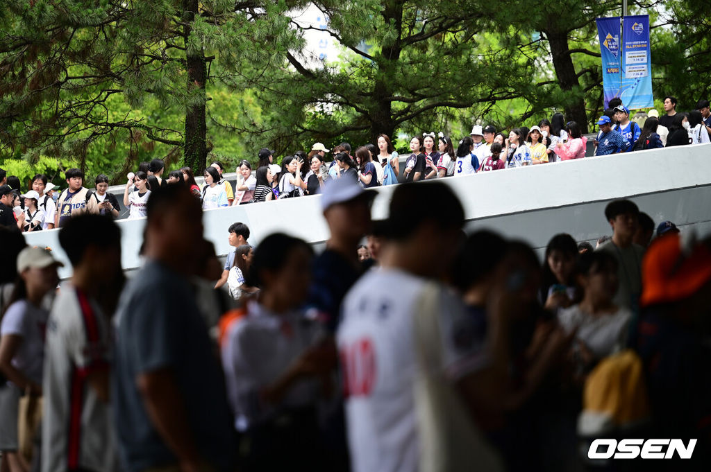 15일 오후 부산 사직야구장에서 ‘2023 신한은행 SOL KBO 올스타전’ 경기가 열렸다. 수많은 팬들이 경기장을 방문하고 있다. 2023.07.15 /ksl0919@osen.co.kr 