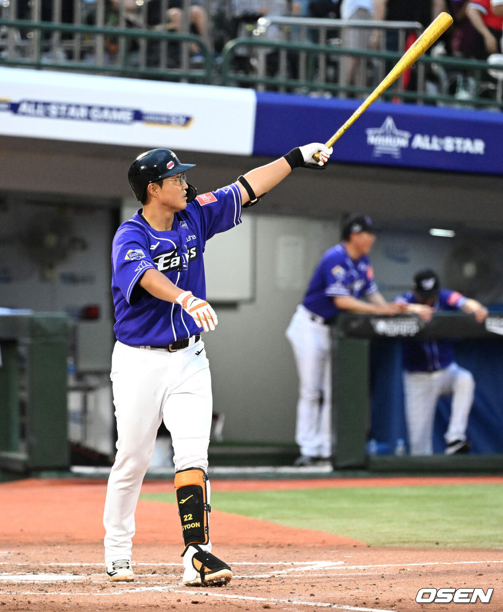 15일 오후 부산 사직야구장에서 2023 신한은행 SOL KBO 올스타전이 열렸다.4회말 2사 만루에서 나눔 올스타 채은성이 좌월 만루 홈런을 치고 있다. 2023.07.15 /sunday@osen.co.kr