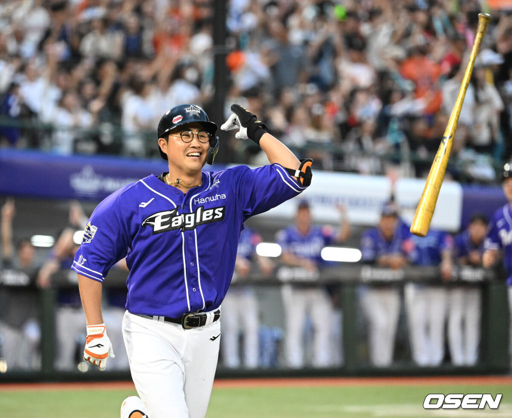 15일 오후 부산 사직야구장에서 2023 신한은행 SOL KBO 올스타전이 열렸다.4회말 2사 만루에서 나눔 올스타 채은성이 좌월 만루 홈런을 치고 배트를 던지고 있다. 2023.07.15 /sunday@osen.co.kr