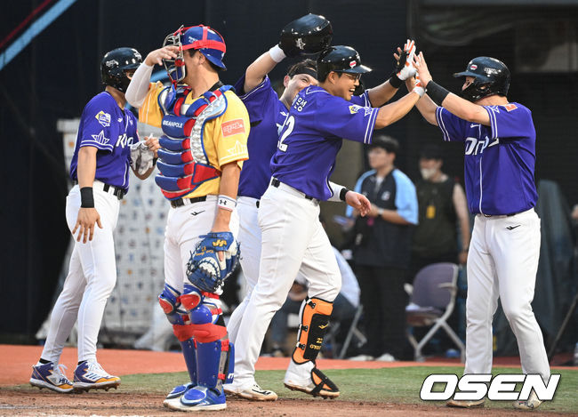 15일 오후 부산 사직야구장에서 ‘2023 신한은행 SOL KBO 올스타전’ 경기가 열렸다. 4회말 2사 만루 나눔 채은성이 만루 홈런을 날린 뒤 홈에서 동료 선수들과 기쁨을 나누고 있다. 2023.07.15 /ksl0919@osen.co.kr 