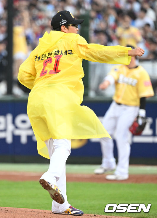 15일 오후 부산 사직야구장에서 ‘2023 신한은행 SOL KBO 올스타전’ 경기가 열렸다. 1회말 드림팀 박세웅이 투구를 준비하고 있다. 2023.07.15 /ksl0919@osen.co.kr 