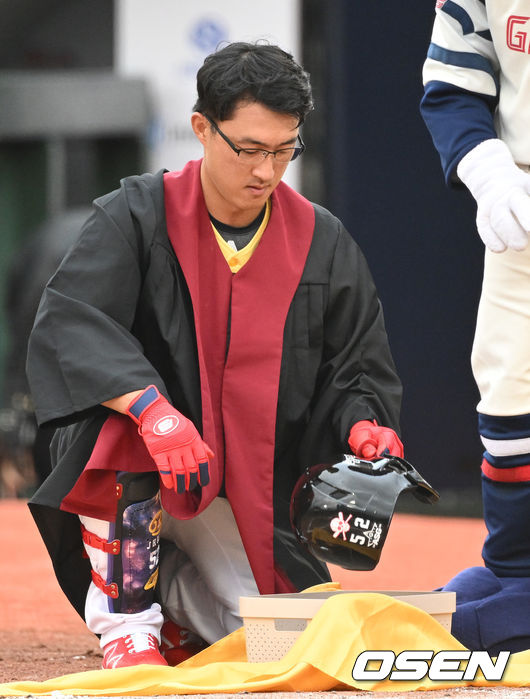 15일 오후 부산 사직야구장에서 ‘2023 신한은행 SOL KBO 올스타전’ 경기가 열렸다. 3회초 드림 올스타 노진혁이 검사 복장을 하고 타석에 들어서고 있다. 2023.07.15 /ksl0919@osen.co.kr 