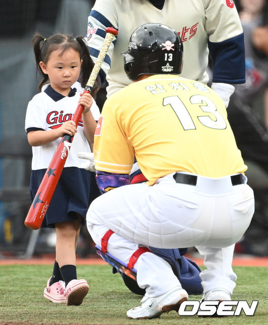 15일 오후 부산 사직야구장에서 ‘2023 신한은행 SOL KBO 올스타전’ 경기가 열렸다. 2회초 2사 드림팀 안치홍이 딸과 함께 타석에 들어서고 있다. 2023.07.15 /ksl0919@osen.co.kr 