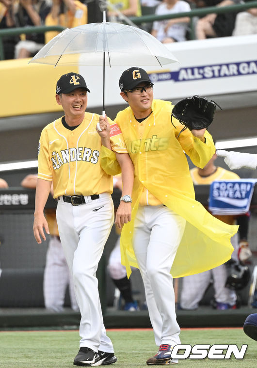 15일 오후 부산 사직야구장에서 ‘2023 신한은행 SOL KBO 올스타전’ 경기가 열렸다. 1회말 드림팀 박세웅이 김원형 감독과 함께 마운드에 오르고 있다. 2023.07.15 /ksl0919@osen.co.kr 