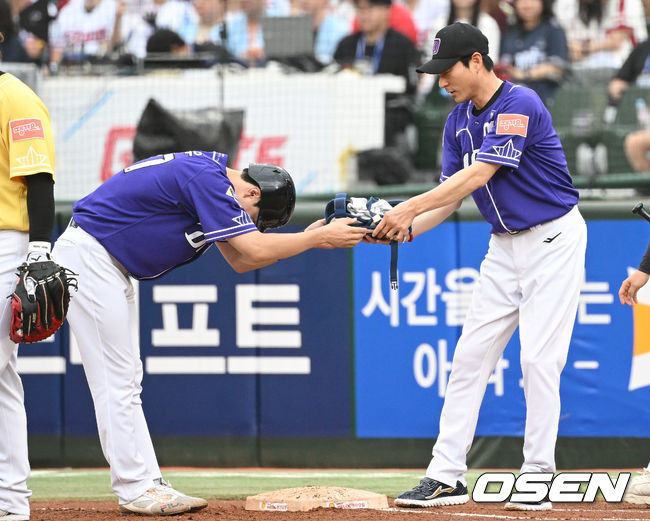 15일 오후 부산 사직야구장에서 ‘2023 신한은행 SOL KBO 올스타전’ 경기가 열렸다. 1회말 2사 드림팀 박건우가 안타를 날린 뒤 강인권 감독에게 보호장비를 전달하고 있다. 2023.07.15 /ksl0919@osen.co.kr 