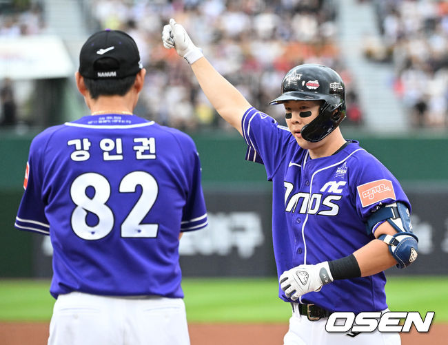 15일 오후 부산 사직야구장에서 2023 신한은행 SOL KBO 올스타전이 열렸다.1회초 무사에서 나눔 올스타 박건우가 중전 적시타를 치고 환호하고 있다. 2023.07.15 /sunday@osen.co.kr