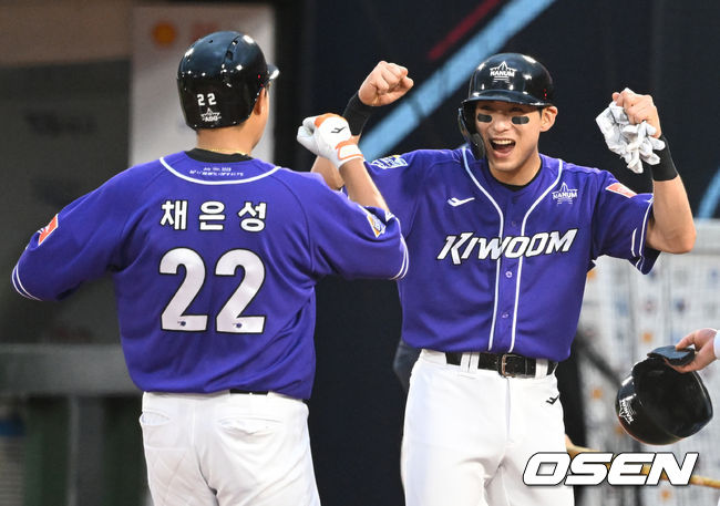 15일 오후 부산 사직야구장에서 ‘2023 신한은행 SOL KBO 올스타전’ 경기가 열렸다. 4회말 2사 만루 나눔 채은성이 만루 홈런을 날린 뒤 홈에서 이정후와 기쁨을 나누고 있다. 2023.07.15 /ksl0919@osen.co.kr 