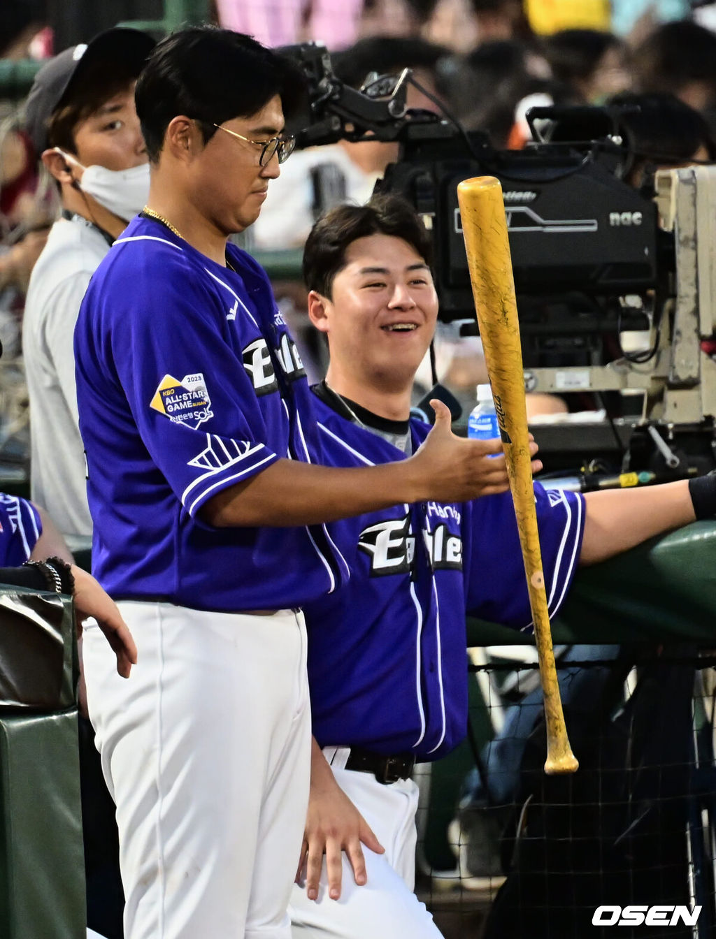 15일 부산 사직구장에서 2023 신한은행 SOL KBO 올스타전 드림과 나눔의 경기가 열렸다. 채은성이 해군 의장대를 따라 총 대신 배트를 돌리고 있다. 2023.07.15 / foto0307@osen.co.kr