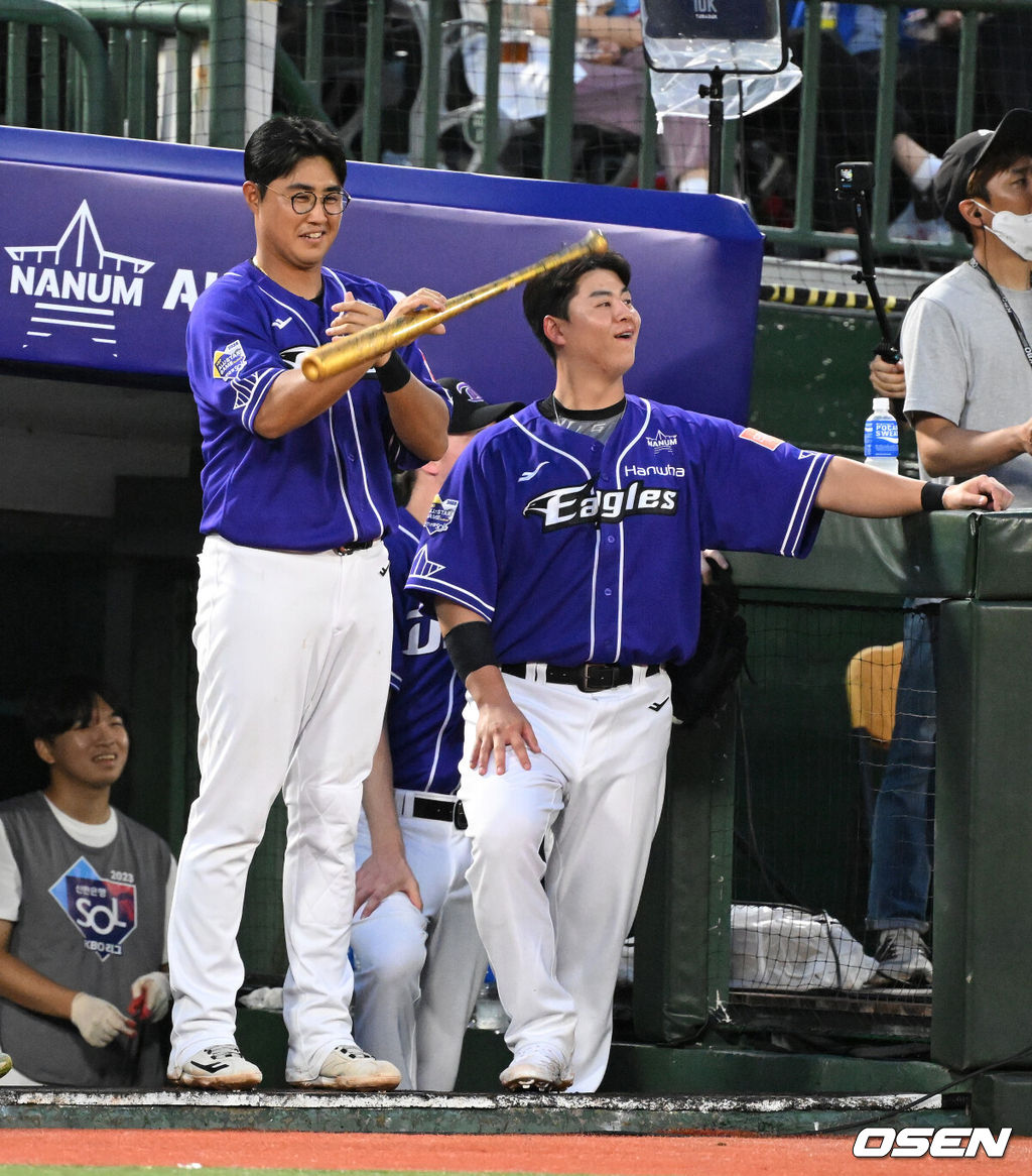 15일 오후 부산 사직야구장에서 2023 신한은행 SOL KBO 올스타전이 열렸다.나눔 올스타 채은성이 해병대 의장대의 공연을 따라하고 있다. 2023.07.15 /sunday@osen.co.kr