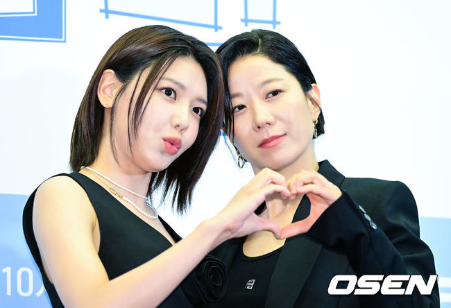 배우 최수영, 전혜진이 포토타임을 하고 있다. 2023.07.17 /jpnews@osen.co.kr