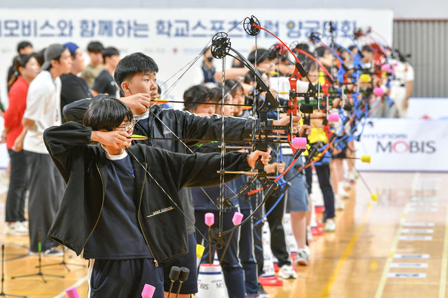 양궁 꿈나무들이 충남 천안 남서울대학교에서 열린 ‘2023 현대모비스와 함께 하는 학교 스포츠클럽 양궁대회’에서 한 학기 동안 갈고 닦은 활 솜씨를 뽐냈다.