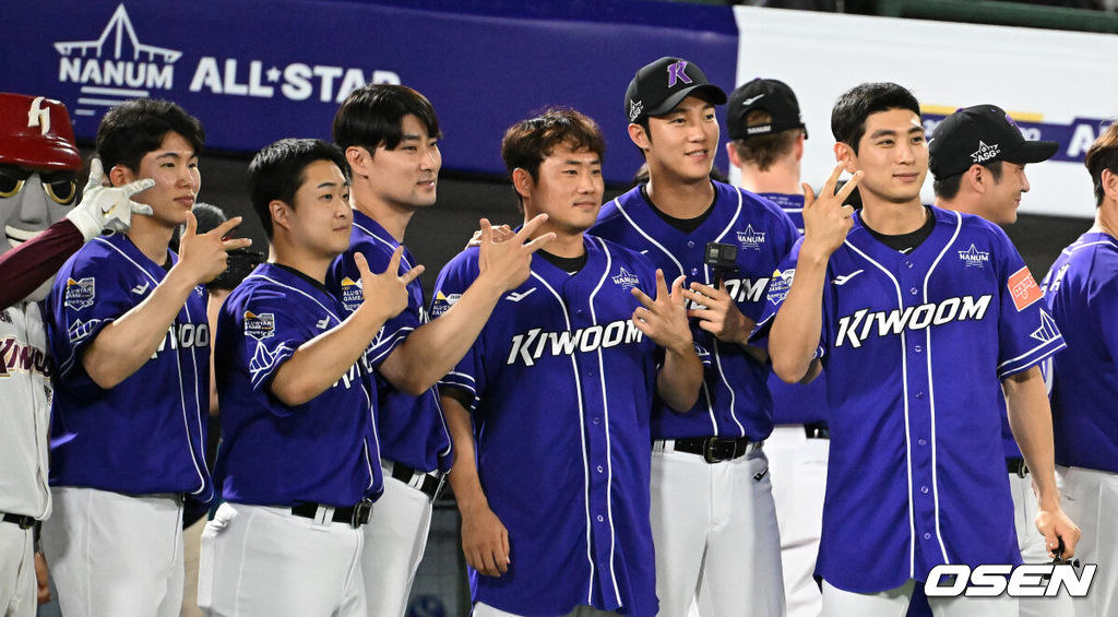 올스타에 선정된 키움 김혜성, 김재웅, 임창민, 이지영, 안우진, 이정후가 기념촬영을 하고 있다. 2023.07.14 /sunday@osen.co.kr