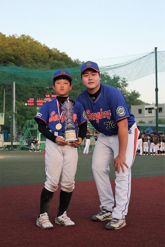 서울 성동구유소년야구단 시절 초4 박건우(좌)와 김현우 감독 / 대한유소년야구연맹 제공