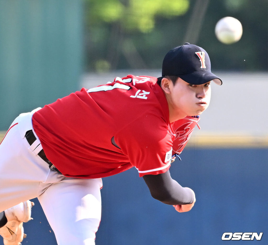 19일 서울 목동야구장에서 제78회 청룡기 전국고교야구선수권대회 겸 주말리그 왕중왕전 2회전 마산용마고와 광주진흥고의 서스펜디드 경기 진행됐다.5회말 마산용마고 장현석이 힘차게 공을 뿌리고 있다. 2023.07.19 / rumi@osen.co.kr