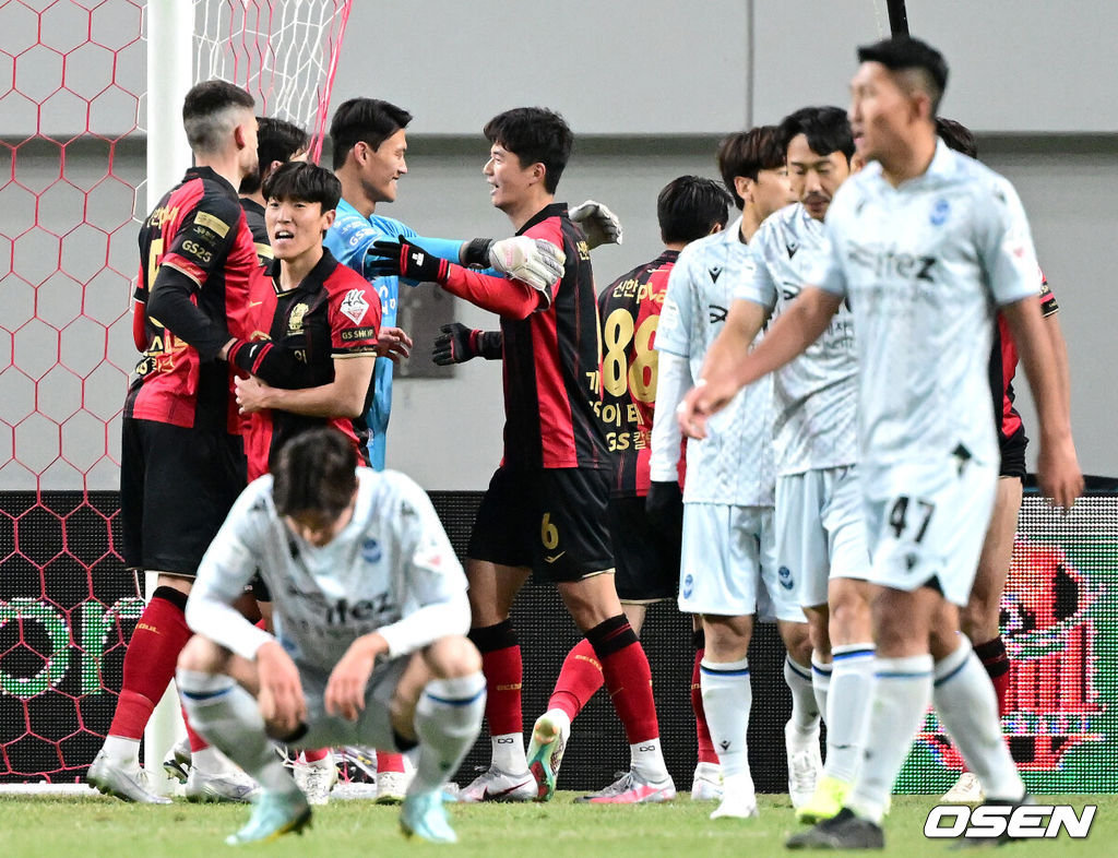 FC 서울이 홈 개막전서 빠르고 파괴적인 모습으로 팬들에게 승리를 신고했다.서울은 25일 서울월드컵경기장에서 열린 하나원큐 K리그1 2023 인천 유나이티드와의 개막전에서 임상협과 김주성의 골을 앞세워서 2-1으로 승리했다.경기를 마치고 승리한 FC서울 선수들이 기뻐하고 있다. 2023.02.25 / dreamer@osen.co.kr