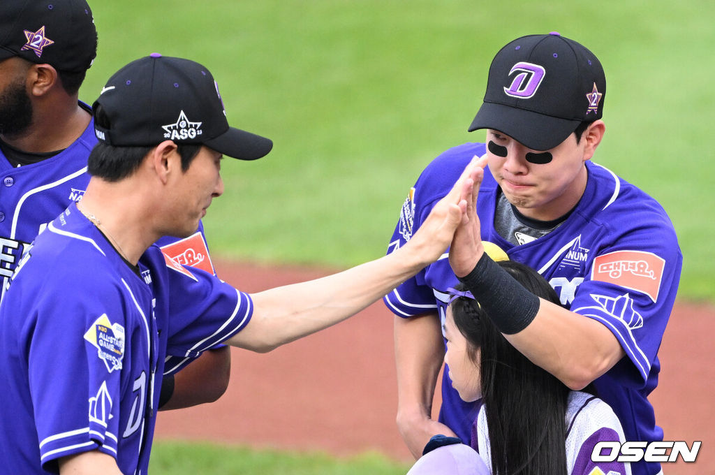 15일 오후 부산 사직야구장에서 2023 신한은행 SOL KBO 올스타전이 열렸다.경기에 앞서 나눔 올스타 박건우와 강인권 감독이 하이파이브를 하고 있다. 2023.07.15 /sunday@osen.co.kr