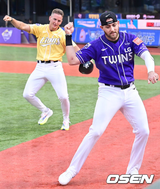 15일 오후 부산 사직야구장에서 ‘2023 신한은행 SOL KBO 올스타전’ 경기가 열렸다. 3회말 종료 후 나눔 오스틴, 드림 뷰캐넌이 춤을 추고 있다. 2023.07.15 /ksl0919@osen.co.kr 