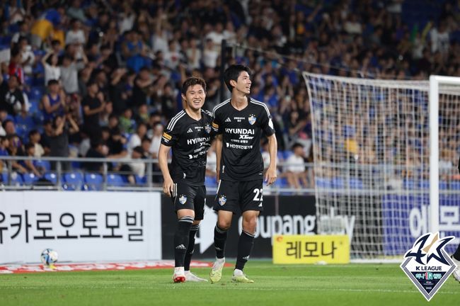 [사진] 이동경과 김민혁 / 한국프로축구연맹 제공.