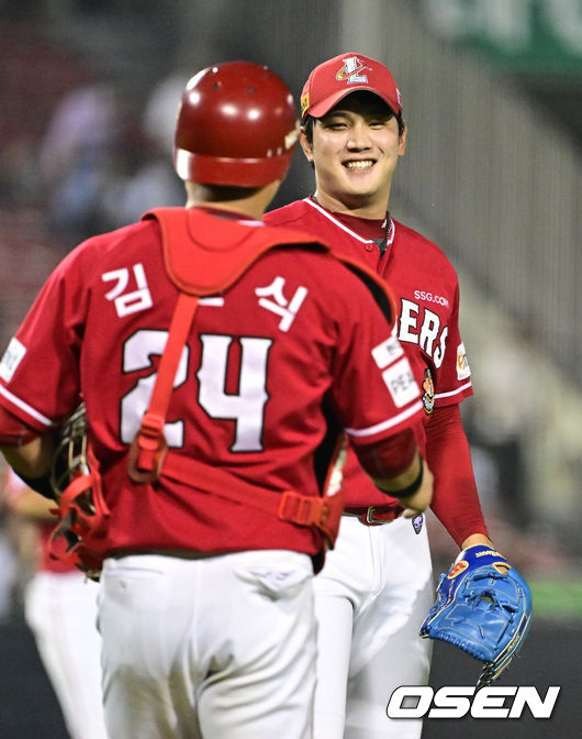 경기를 마치고 SSG 서진용, 김민식이 승리를 기뻐하고 있다. 2023.07.21 /jpnews@osen.co.kr