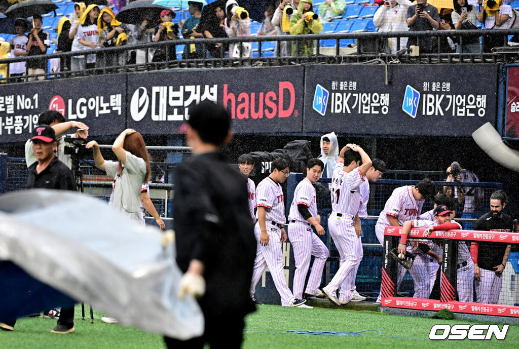 22일 오후 서울 잠실야구장에서 ‘2023 신한은행 SOL KBO리그’ LG 트윈스와 SSG 랜더스의 경기가 열렸다.경기 시작을 앞두고 갑작스런 비로 LG 선수들이 더그아웃으로 피하고 있다. 2023.07.22 /jpnews@osen.co.kr