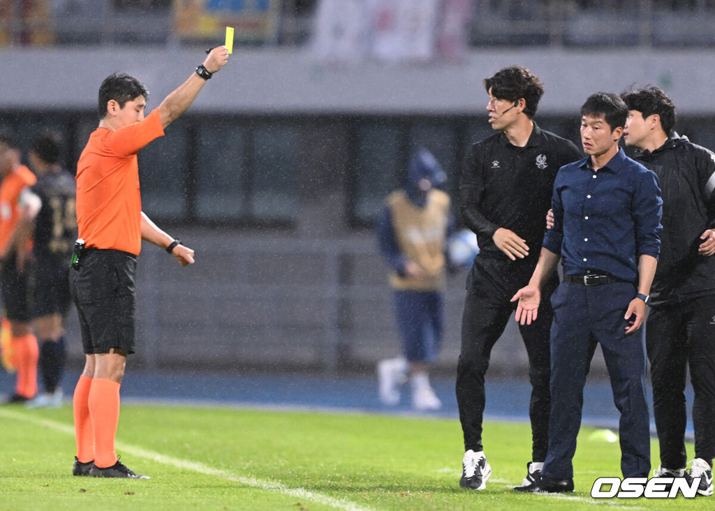 22일 오후 수원종합운동장에서 ‘하나원큐 K리그1 2023’ 수원 FC와 광주FC의 경기가 열렸다. 전반 광주 이정효 감독이 거친 항의로 옐로우 카드를 받고 있다. 2023.07.22 /ksl0919@osen.co.kr