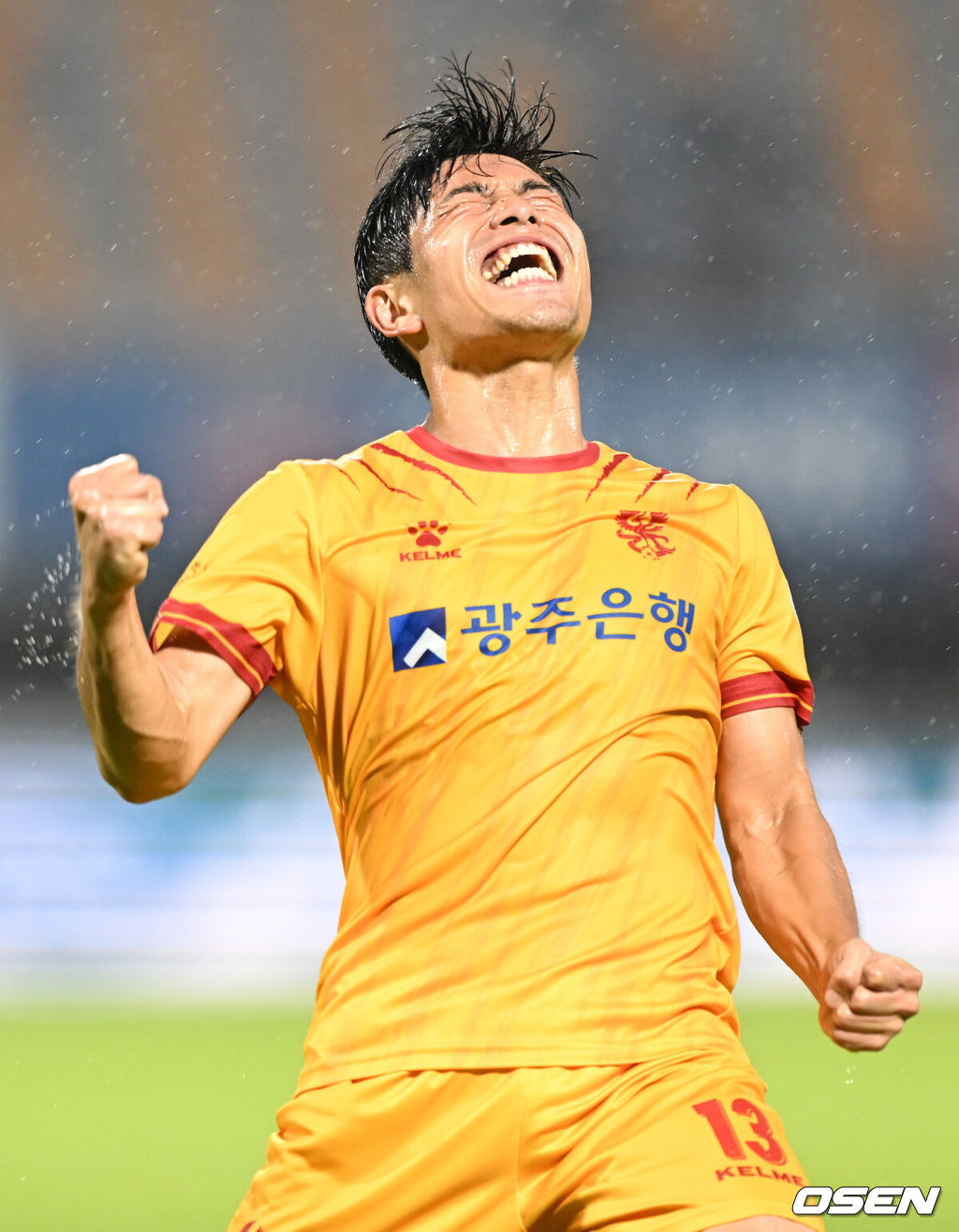 22일 오후 수원종합운동장에서 ‘하나원큐 K리그1 2023’ 수원 FC와 광주FC의 경기가 열렸다. 전반 광주 두현석이 선제골을 넣은 뒤 기뻐하고 있다. 2023.07.22 /ksl0919@osen.co.kr