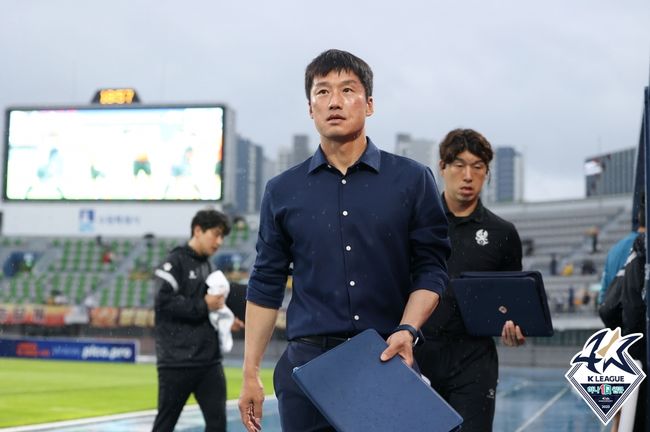 [사진] 이정효 감독 / 한국프로축구연맹 제공.