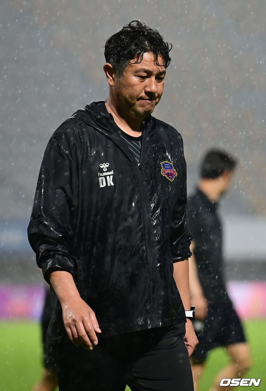 광주FC가 굵은 빗줄기를 딛고 수원FC 상대 4연승을 달렸다.광주FC는 22일 오후 7시 수원종합운동장에서 열리는 하나원큐 K리그1 2023 24라운드에서 수원FC를 1-0으로 꺾었다.경기 종료 후 수원 김도균 감독이 아쉬워하고 있다. 2023.07.22 /ksl0919@osen.co.kr