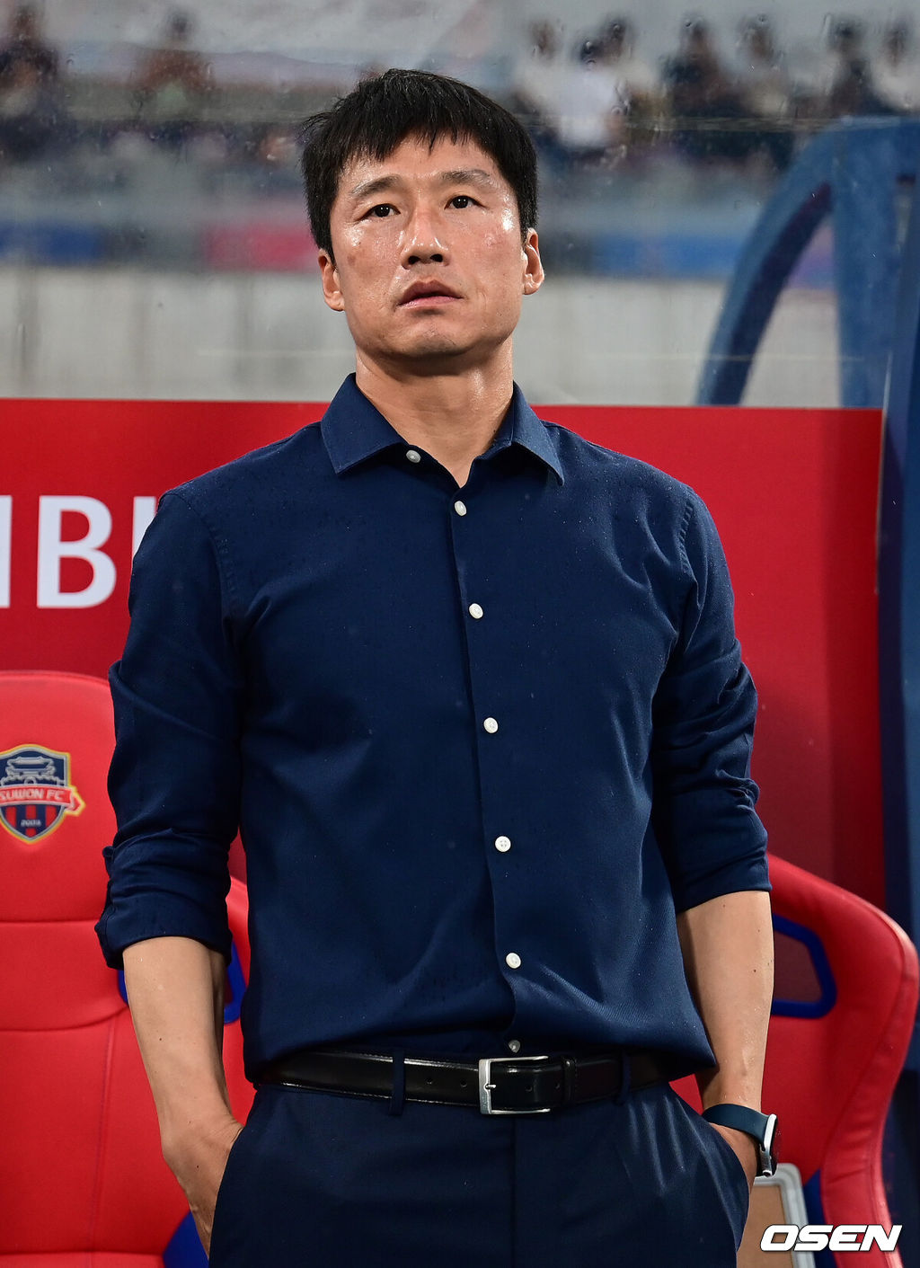 광주FC가 굵은 빗줄기를 딛고 수원FC 상대 4연승을 달렸다.광주FC는 22일 오후 7시 수원종합운동장에서 열리는 하나원큐 K리그1 2023 24라운드에서 수원FC를 1-0으로 꺾었다.경기 시작에 앞서 광주 이정효 감독이 생각에 잠겨 있다. 2023.07.22 /ksl0919@osen.co.kr