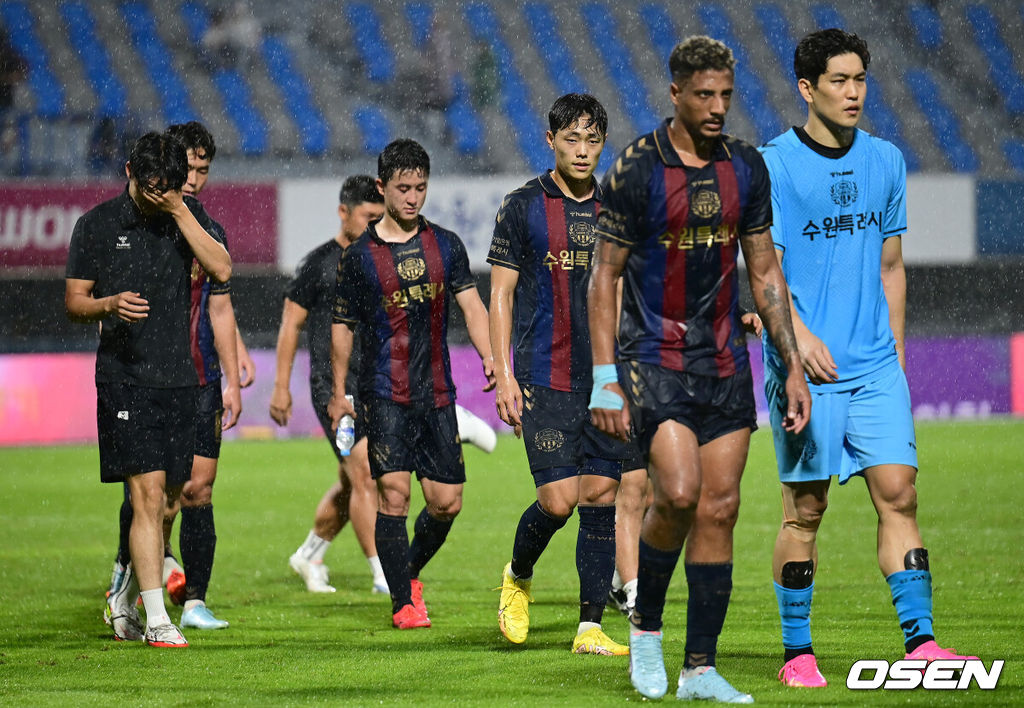 광주FC가 굵은 빗줄기를 딛고 수원FC 상대 4연승을 달렸다.광주FC는 22일 오후 7시 수원종합운동장에서 열리는 하나원큐 K리그1 2023 24라운드에서 수원FC를 1-0으로 꺾었다.경기 종료 후 수원 선수들이 아쉬워하고 있다. 2023.07.22 /ksl0919@osen.co.kr